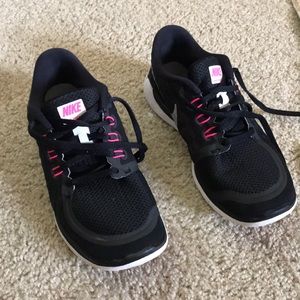 Size 7 Nike free runs 5.0